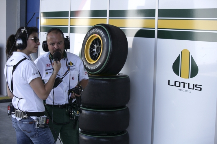 Mike Gascoigne von Team Lotus beim Interview