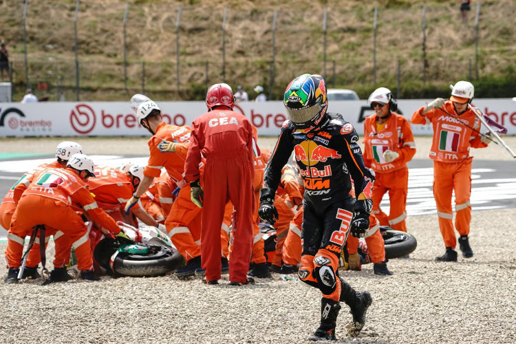 Brad Binder (stehend) räumte Johann Zarco ab