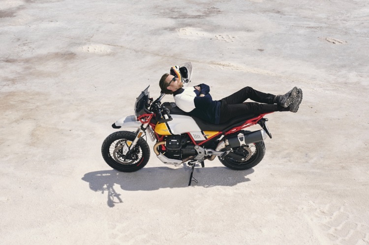 Ewan McGregor demonstriert die entschleunigende Wirkung der Moto Guzzi V85 TT