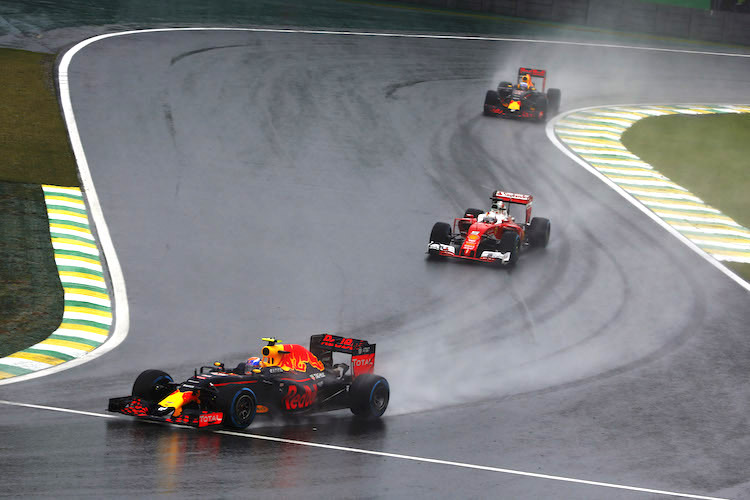 Vor einem Jahr fuhr Max Verstappen (vorne) durchs halbe Feld zum dritten Platz