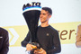 Der Österreicher Thomas Preining mit dem Meisterpokal der DTM