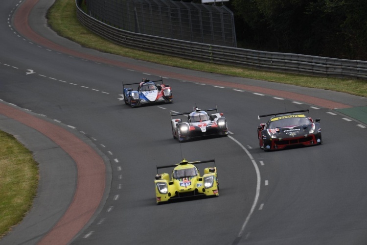Der Toyota TS050 Hybrid kämpft sich in der Qualifikation zu den 24h von Le Mans durch den Verkehr