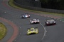 Der Toyota TS050 Hybrid kämpft sich in der Qualifikation zu den 24h von Le Mans durch den Verkehr