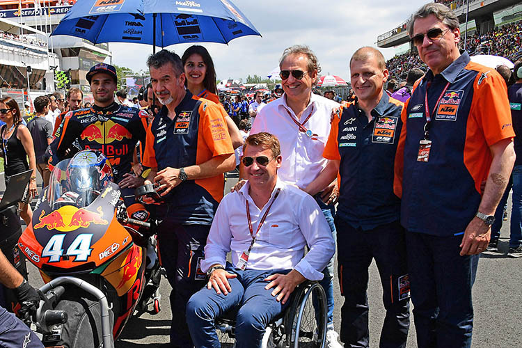 Bei Moto2-Pilot Oliveira am Grid in Montmeló: Pit Beirer, Hubert Trunkenpolz, Teamchef Aki Ajo und Stefan Pierer (ganz rechts) 