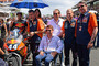 Bei Moto2-Pilot Oliveira am Grid in Montmeló: Pit Beirer, Hubert Trunkenpolz, Teamchef Aki Ajo und Stefan Pierer (ganz rechts)