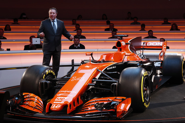 McLaren-Direktor Zak Brown mit dem neuen McLaren