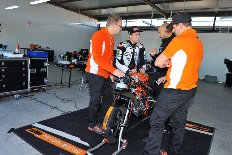 Maverick Viñales in der KTM-Box