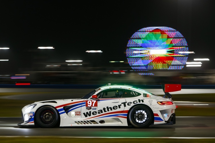 Action auch bei Dunkelheit: Ein Mercedes-AMG GT3 in Daytona