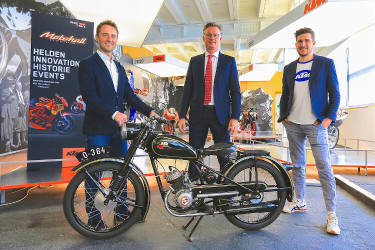 René Esterbauer (Geschäftsführer KTM Motohall), Johannes Hörl (Vorstand Großglockner Hochalpenstraßen AG), Timo Bischof (Head of Exhibition KTM Motohall) 