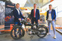 René Esterbauer (Geschäftsführer KTM Motohall), Johannes Hörl (Vorstand Großglockner Hochalpenstraßen AG), Timo Bischof (Head of Exhibition KTM Motohall)