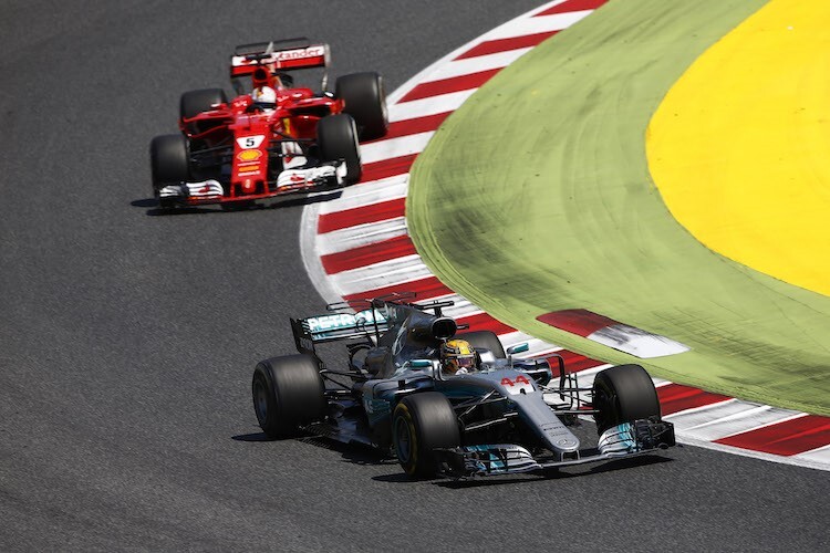 Lewis Hamilton vor Sebastian Vettel