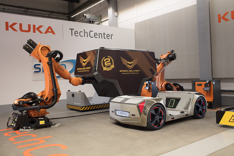 Eine vollautomatisierte Roboter-Station fügt die Fahrgestell und Aufbauten selbstständig zusammen