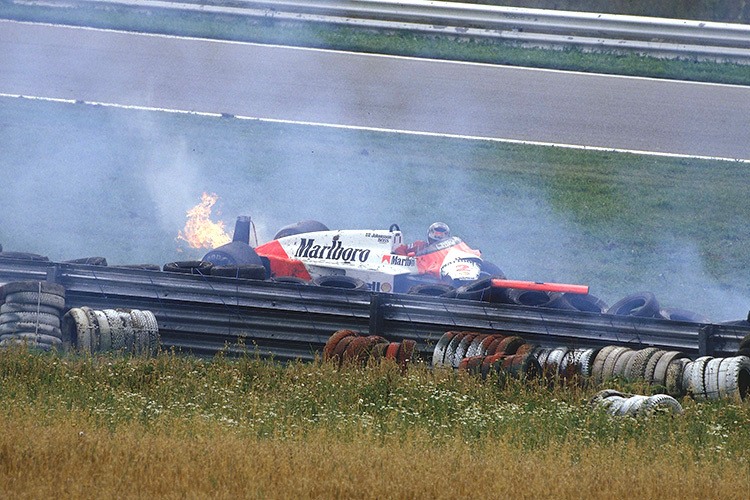Stefan Johansson schält sich aus seinem zerstörten McLaren
