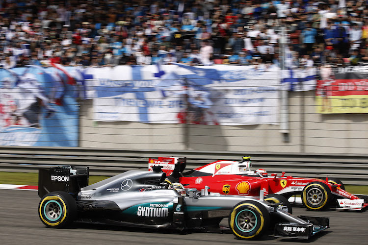 Kimi Räikkönen neben Lewis Hamilton