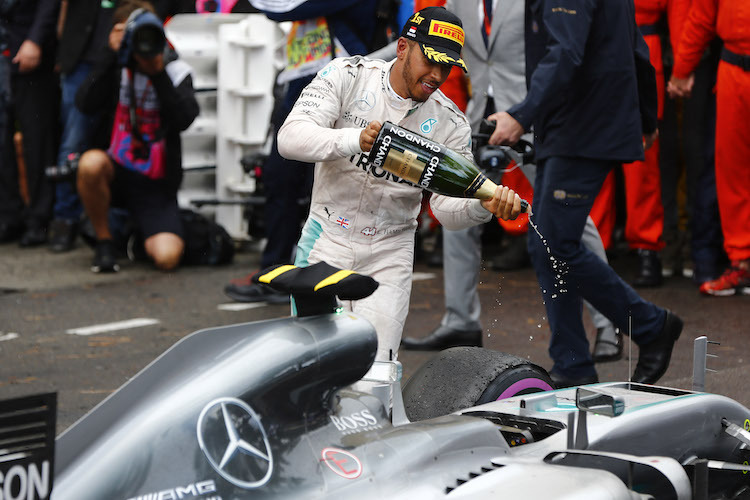 Lewis Hamilton nach seinem Sieg 2016: Ein wenig Schaumwein für den Silberpfeil