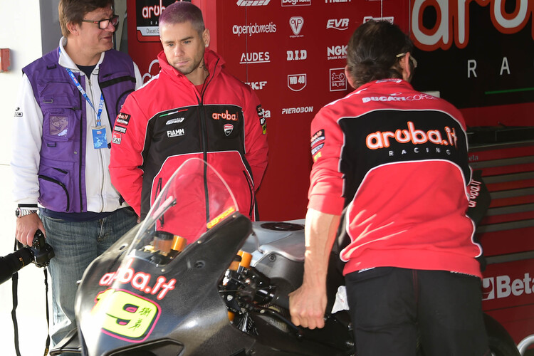 Álvaro Bautista neben seiner Superbike-Ducati