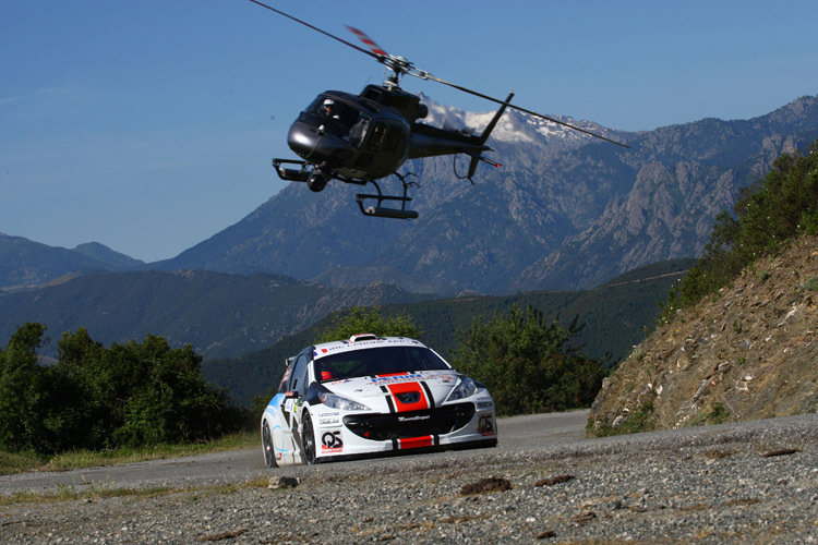 TV-Hubschrauber schwebt über Pierre Compana