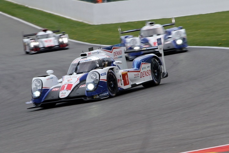 Die beiden Toyota TS040 Hybrid vor einem Audi R18 e-tron quattro beim FIA-WEC-Lauf in Spa