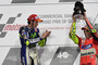 Applaus von Valentino Rossi für Andrea Iannones ersten MotoGP-Podestplatz