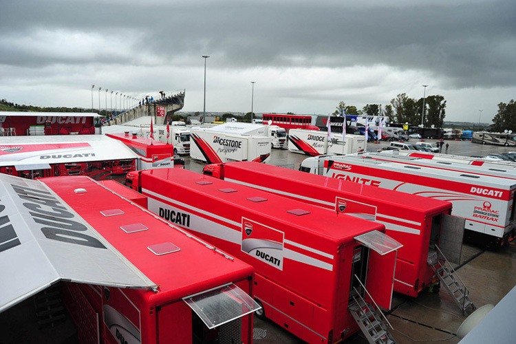 Regen über dem MotoGP-Paddock von Jerez