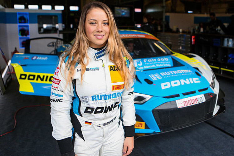 Carrie Schreiner vor dem Audi R8 LMS