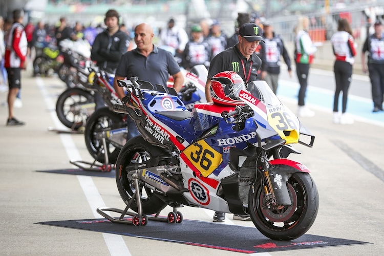 Schön aber zu langsam: Honda RC213V, bewundert von Randy Mamola