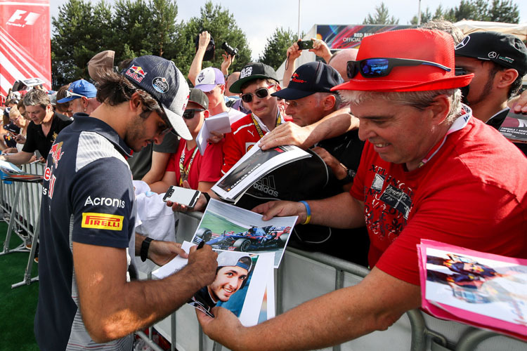 Toro Rosso-Talent Carlos Sainz verteilte eifrig Autogramme