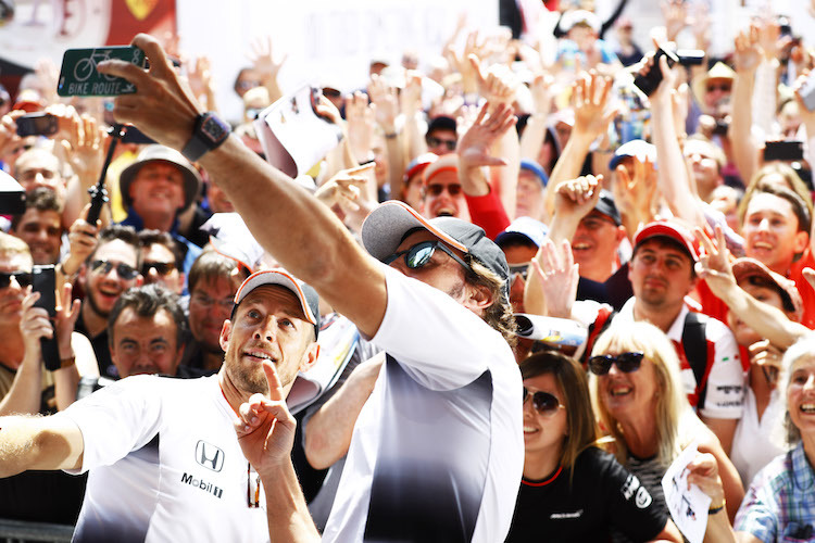 Fernando Alonso: Ein Selfie mit Jenson Button und einigen Fans