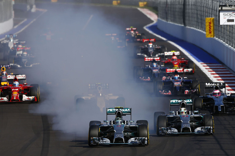 Nico Rosberg verbremst sich in der ersten Runde des Russland-GP 2014