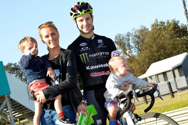 Jonathan Rea mit Ehefrau Tatia und den Söhnen Jake und Tyler