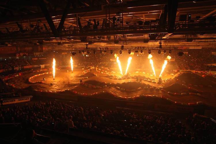 Feuerwerk und Stars auf fliegenden Motorräder machen Supercross nicht nur für MX-Fans zu einem Erlebnis