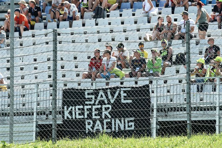 Dieses Plakat spricht den deutschen Rennsportfans aus dem Herzen