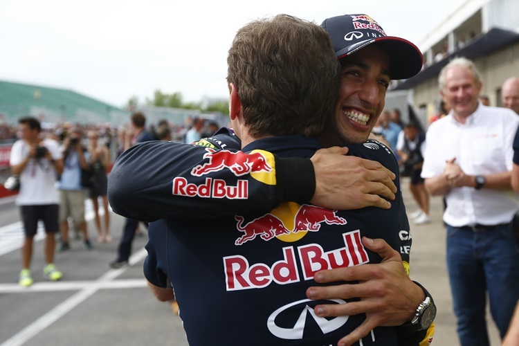 Glückwünsche vom Teamchef Christian Horner für Daniel Ricciardo