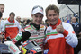 Jonathan Rea und Ronald Ten Kate freuen sich über den Sieg