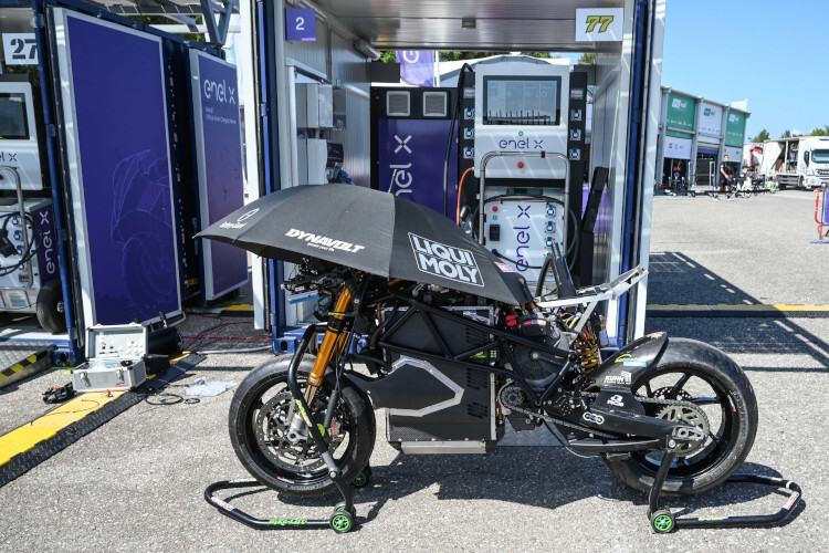 Eine Energica Ego Corsa an der Ladestation