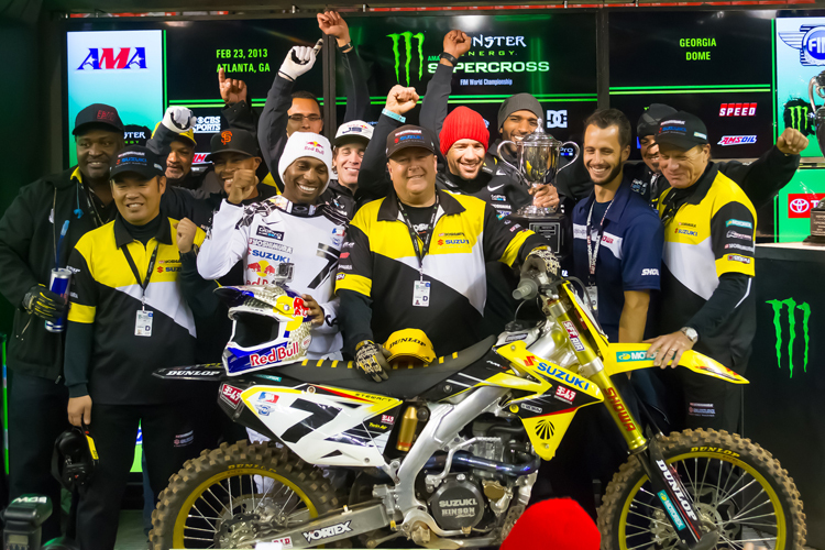 James Stewart feiert mit Yoshimura Suzuki