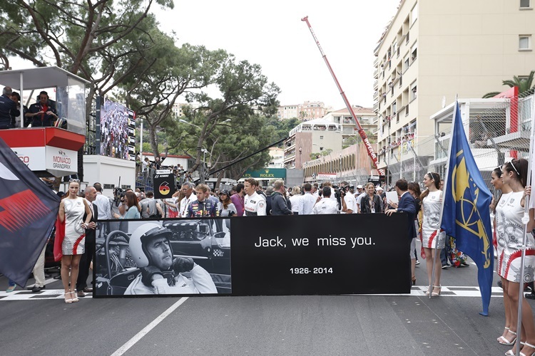 Die Fahrer gedenken dem kärzlich verstorbenen Sir Jack Brabham