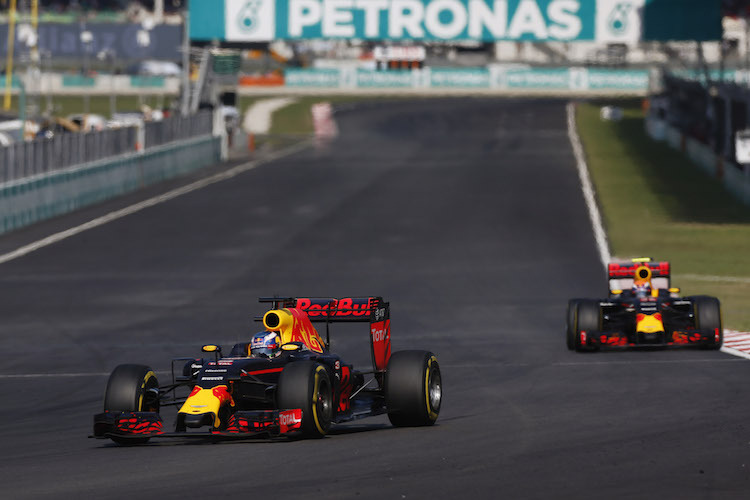 Ricciardo vor Verstappen