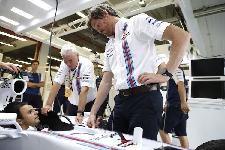 Felipe Massa (im Auto) mit Pat Symonds (Mitte) und Rob Smedley (rechts)