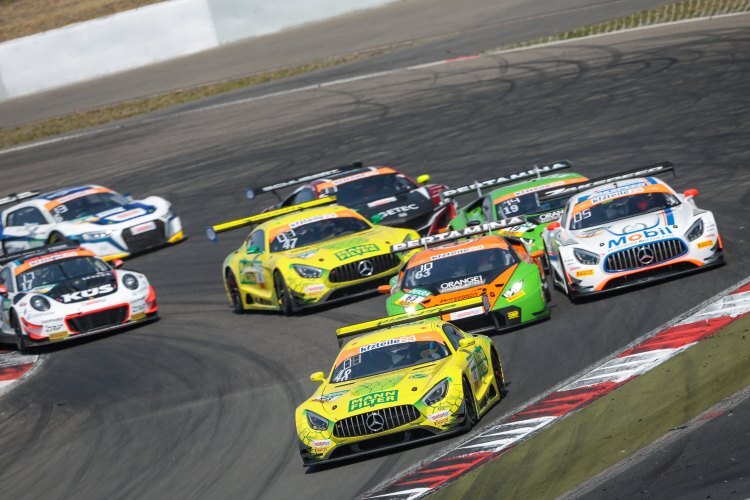 Maechtig Spannung beim ADAC GT Masters auf dem Nuerburgring