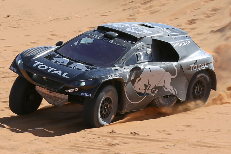 Komplett neues Auto mit geringen Chancen auf den Gesamtsieg – Peugeot 2008 DKR16 (hier bei Testfahrten)