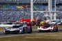 Der Acura ARX-06 vor dem Porsche 963