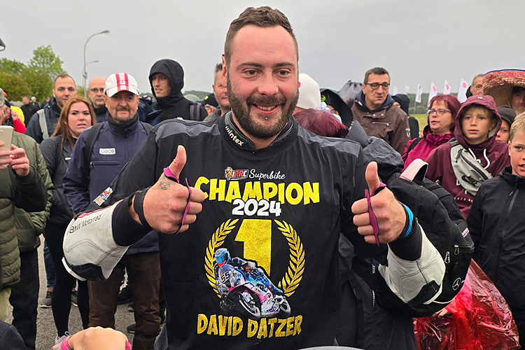 Das entsprechende T-Shirt war für David Datzer vorbereitet