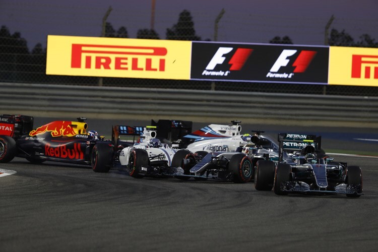 Start zum Grand Prix von Bahrain: Lewis Hamilton in Schwierigkeiten