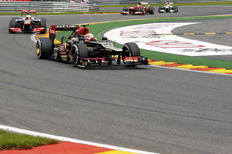 Kurz vor dem unheilvollen Überholmanöver: Sergio Pérez nähert sich Romain Grosjean