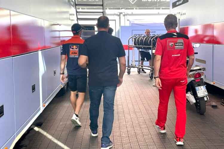 Exklusiv: Nach dem Quali in Montmeló spazierten Miguel und Paulo Oliveira mit Paolo Ciabatti (rechts) ins Office von Gresini Racing