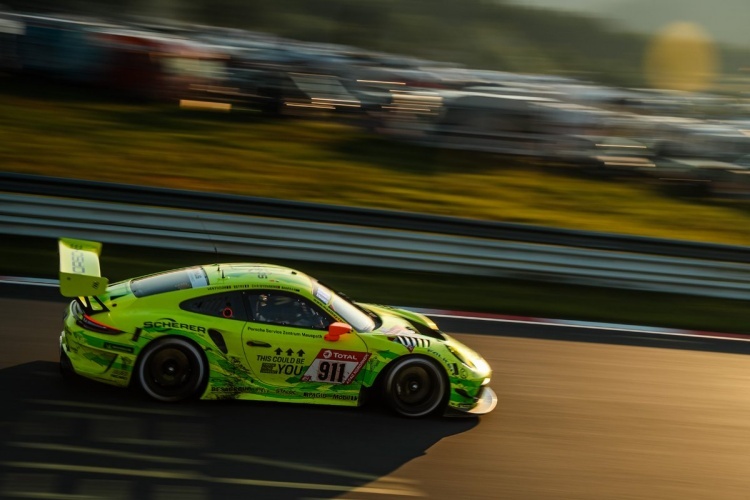 Weiterhin Leader bei den 24h am Nürburgring: Der Porsche 911 GT3 R von Manthey-Racing