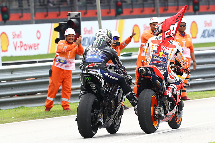 Nach dem Rennen: Viñales auf der Auslaufrunde friedlich vereint mit Weltmeister Marc Márquez