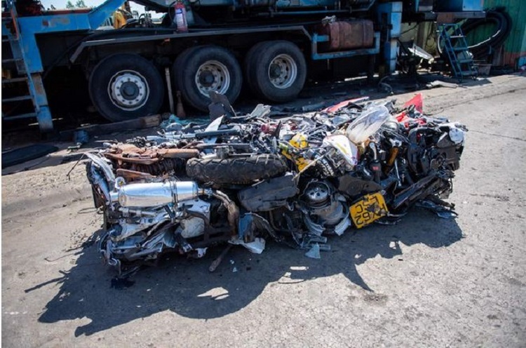 Ausstellungsstück zur Abschreckung: Metallkubus aus beschlagnahmten Motorrädern