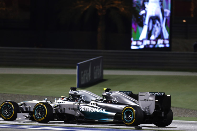 Herrliches Duell der Spitzenreiter: Die Silberpfeil-Piloten Nico Rosberg und Lewis Hamilton schenkten sich nichts